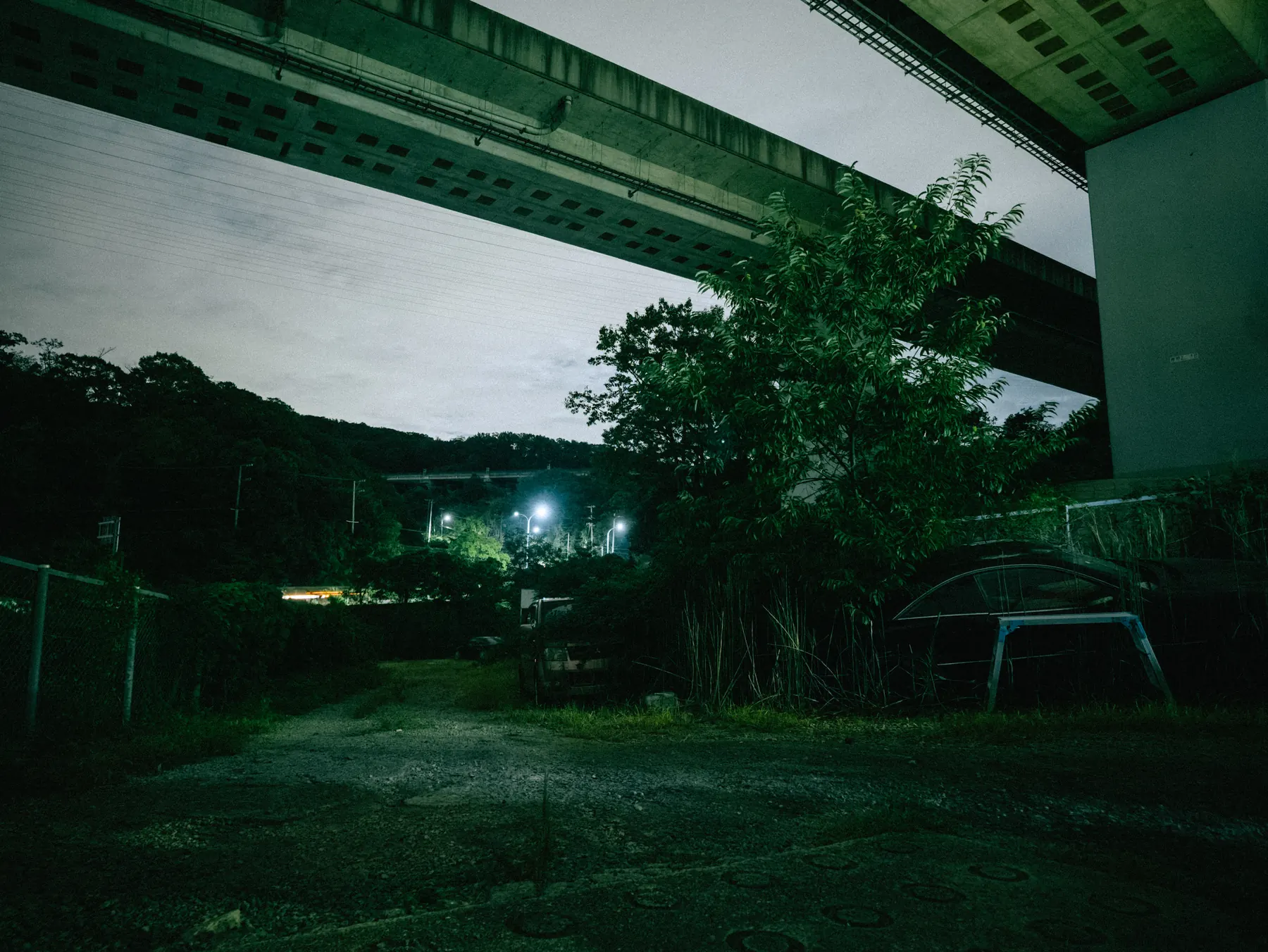 街灯のない夜の屋外撮影エリア