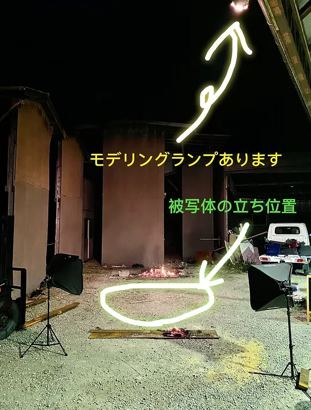 低い姿勢で炎を背景にしたコスプレ撮影作例