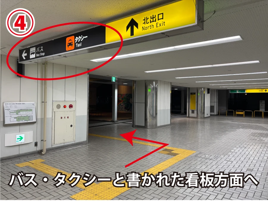 バス・タクシーと書かれた案内看板の方向へ曲がります