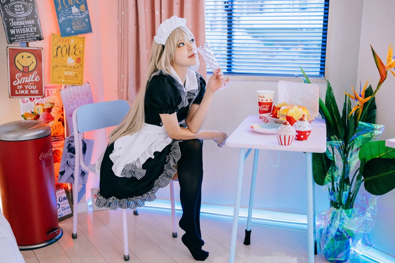 ねぉすたのカラフルな窓辺でのコスプレ撮影作例